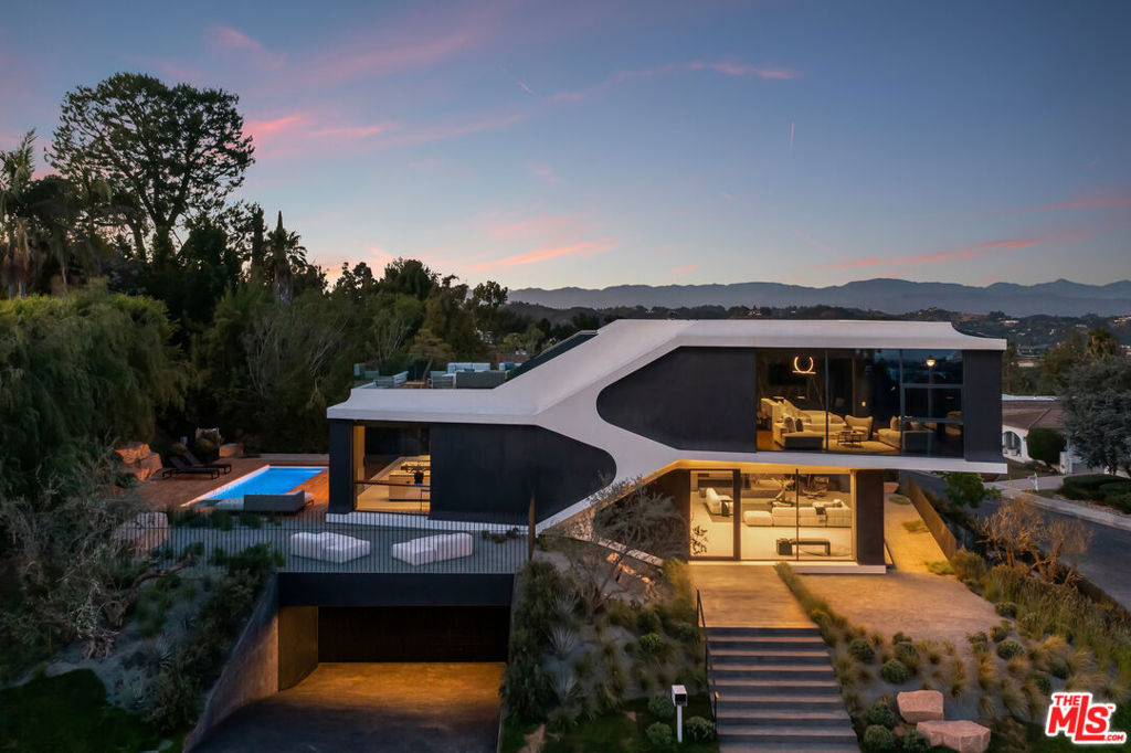1254 Roberto Lane — Modern