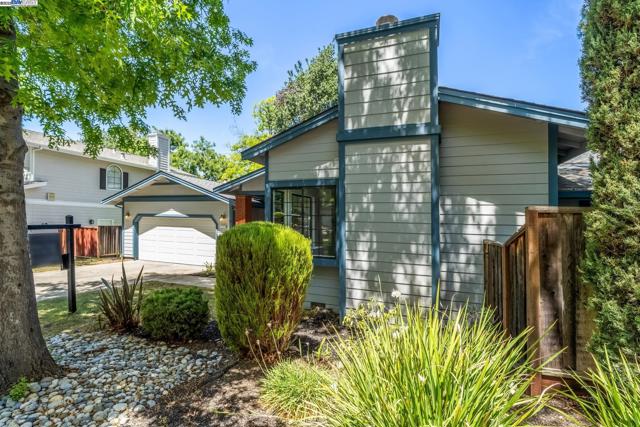 208 Heritage Ln, Pleasanton CA: https://media.crmls.org/mediaz/dcdbf1b7-a567-44d0-bd40-5ec0a8a3aa44.jpg
