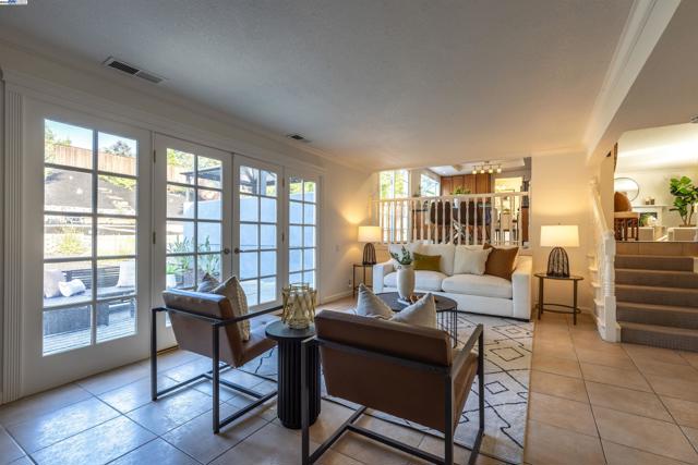 702 Sylvaner Dr, Pleasanton CA: https://media.crmls.org/mediaz/dcdbf638-e52b-4433-bd45-1477039a30df.jpg