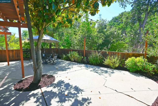 1084 Southdown Court, Walnut Creek CA: https://media.crmls.org/mediaz/dcdc9b71-7b4b-41f6-bfcb-ecb23d48b33d.jpg