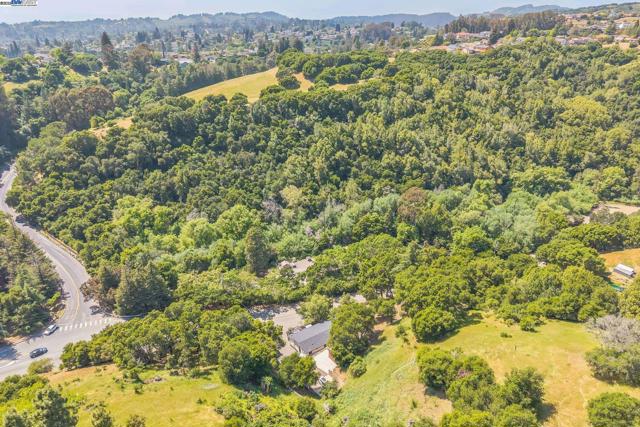 18698 Cull Canyon Rd, Castro Valley CA: https://media.crmls.org/mediaz/dcddb967-5ea2-4548-b9de-2c23712482ca.jpg