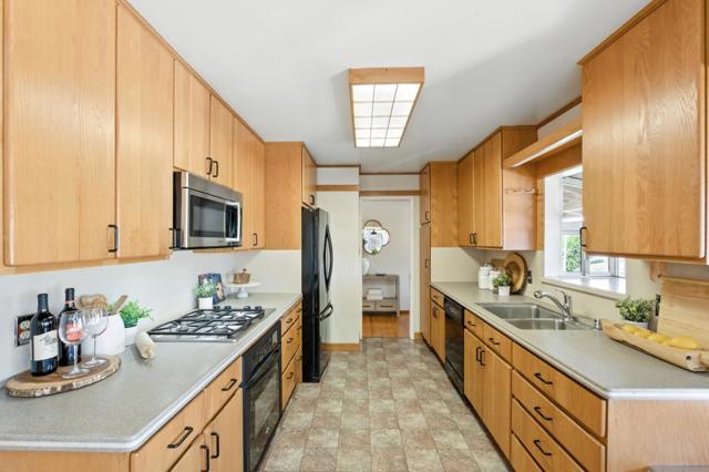 1627 El Verano Way, Belmont CA: https://media.crmls.org/mediaz/dcde3a4d-42a1-4023-812b-ab180c441460.jpg