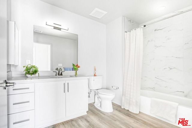 2847 Leeward Avenue, Los Angeles CA: https://media.crmls.org/mediaz/dcdeb44b-5c05-40bb-bef8-799d8b9dcb13.jpg
