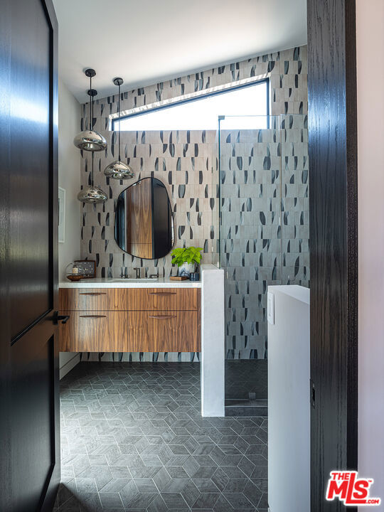 4587 Don Felipe Drive, Los Angeles CA: https://media.crmls.org/mediaz/dcdfe394-5be1-4c64-906a-ee0219c41683.jpg