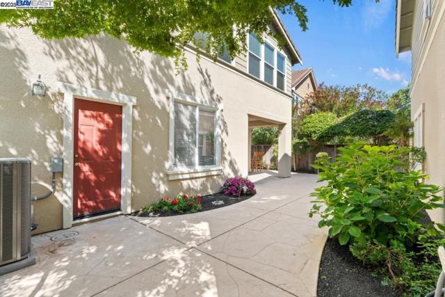 1525 Whispering Oaks Way, Pleasanton CA: https://media.crmls.org/mediaz/dce23555-cd60-46c4-aa5a-9d95a585bc72.jpg