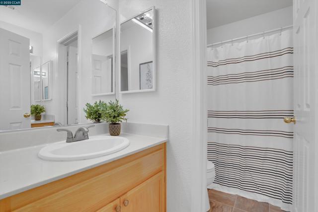 380 Claremont Dr, Brentwood CA: https://media.crmls.org/mediaz/dce24ea7-a036-4f45-934b-ab1ef763efd4.jpg