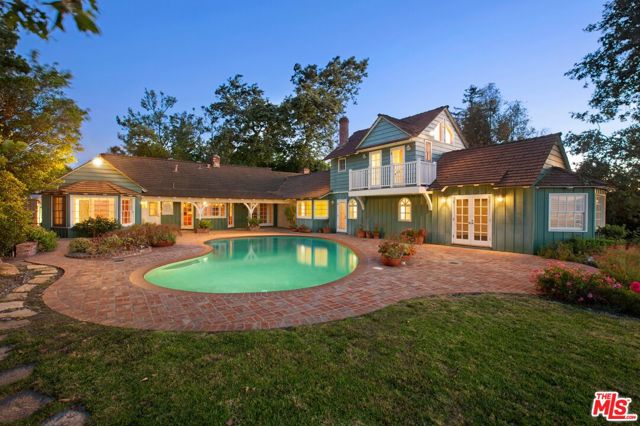 15401 Mulholland Drive, Los Angeles CA: https://media.crmls.org/mediaz/dce2f007-fe0a-448f-a80d-e81aba0b7feb.jpg