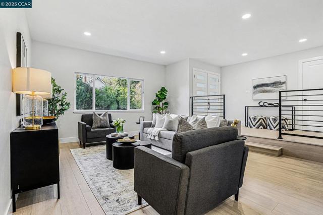 1053 Arkell Rd, Walnut Creek CA: https://media.crmls.org/mediaz/dce333a8-e2f0-45d7-8ad8-cb1676555b86.jpg