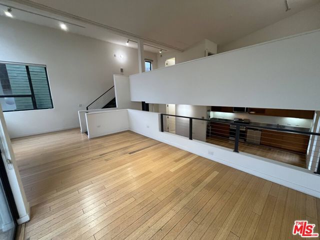 320 Indiana Avenue, Venice CA: https://media.crmls.org/mediaz/dce33b9b-e604-4470-84d2-e551a9ef7f2d.jpg
