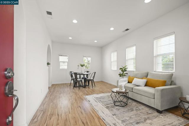 2371 Magnolia Bridge Dr, San Ramon CA: https://media.crmls.org/mediaz/dce36f5f-6971-4745-b1d4-54620046318c.jpg
