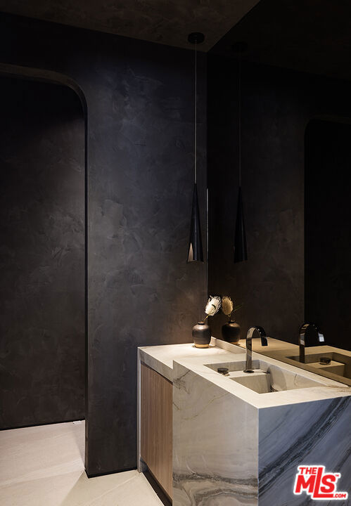 16401 Mulholland Drive, Los Angeles CA: https://media.crmls.org/mediaz/dce3bd22-f345-4362-a228-b5e429d9ce90.jpg