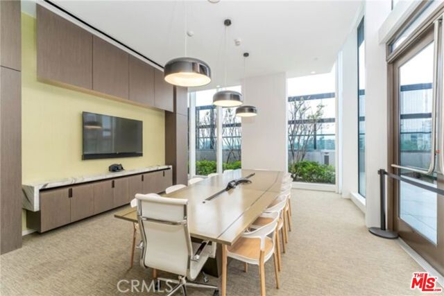889 Francisco, Los Angeles CA: https://media.crmls.org/mediaz/dce41bb5-9915-4c71-a297-488c2a2fbedd.jpg
