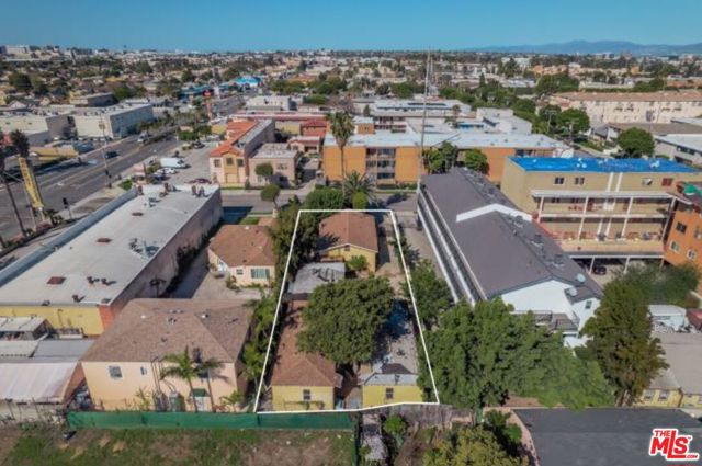 112 S Eucalyptus Avenue, Inglewood CA: https://media.crmls.org/mediaz/dce50d98-b84a-4bba-85d5-7ab0fb676ec0.jpg