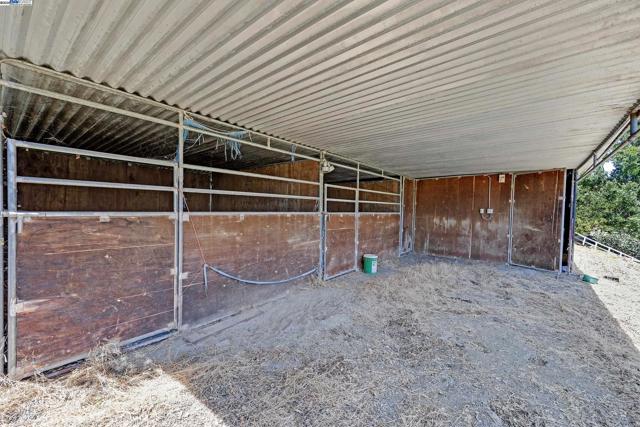 1923 Green Valley Rd, Alamo CA: https://media.crmls.org/mediaz/dce5290e-dddc-4e3b-8a62-bf5d5c112cc5.jpg