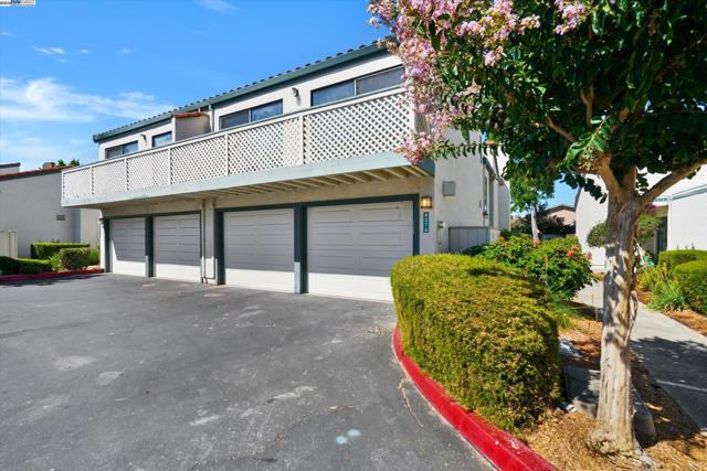 4374 Valley Ave, Pleasanton CA: https://media.crmls.org/mediaz/dce5a399-aa37-4391-9f87-4c94eddf0724.jpg