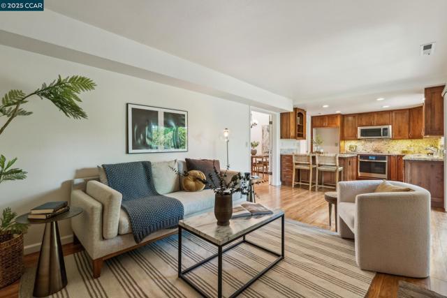 1560 Gilboa Dr, Walnut Creek CA: https://media.crmls.org/mediaz/dce6d89a-1ae2-4281-ac91-2bdb1b8e411d.jpg