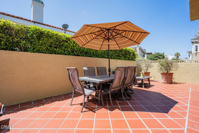 5114 Marlin Way, Oxnard CA: https://media.crmls.org/mediaz/dce7a802-78cc-4a0c-9f39-908de2314891.jpg