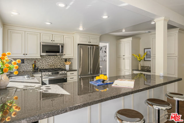 6652 Buttonwood Avenue, Oak Park CA: https://media.crmls.org/mediaz/dce7d721-973f-44c2-a2c6-fded434ec7e4.jpg