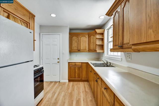 973 Paradise Blvd, Hayward CA: https://media.crmls.org/mediaz/dce818a7-8150-4fc5-aaed-0727e7669f7c.jpg