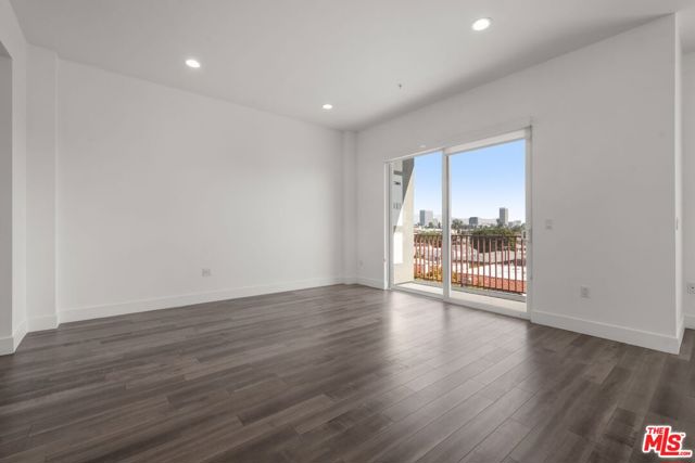1215 S Bedford Avenue, Los Angeles CA: https://media.crmls.org/mediaz/dce831d6-669b-4811-858b-3a29be88d165.jpg