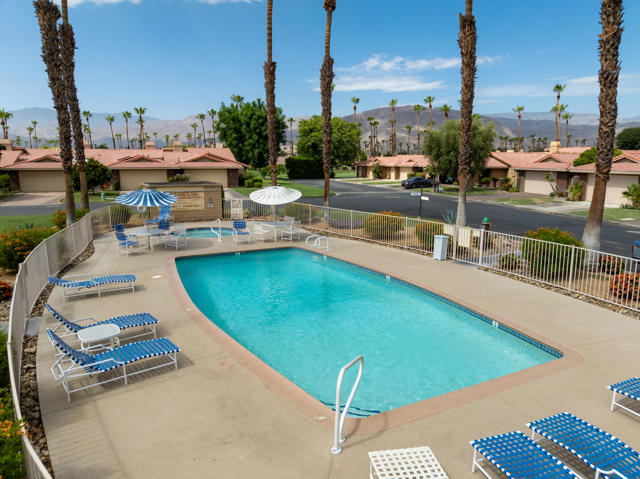 40 Joya Drive, Palm Desert CA: https://media.crmls.org/mediaz/dce85591-b2e9-489a-8ab0-4729fc48848d.jpg