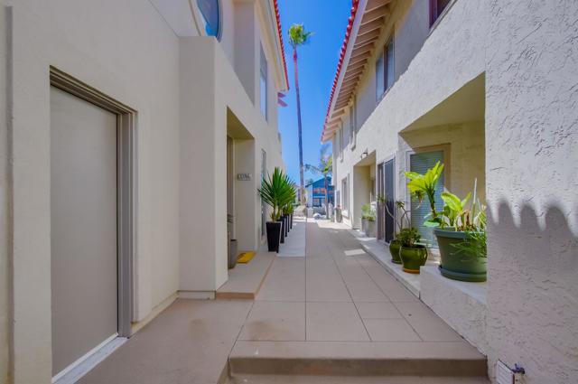 8 Buccaneer Way, Coronado CA: https://media.crmls.org/mediaz/dce85847-0b38-464b-920f-468b65a296c9.jpg