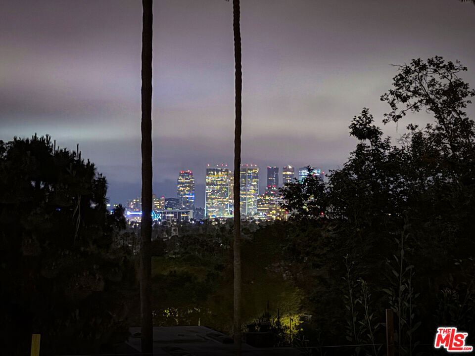 https://media.crmls.org/mediaz/dceab9e7-f4d5-4569-8ab4-d4bf46c389a7.jpg?preset=X-Large