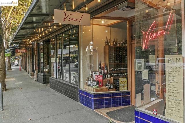 428 Cavour St, Oakland CA: https://media.crmls.org/mediaz/dcec1d69-8ec4-4bf8-ad10-8dd90bad123d.jpg