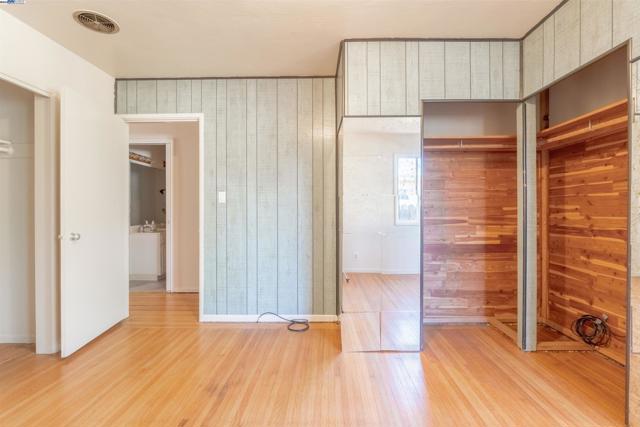 Image 17 of 25 For 15204 Norton St