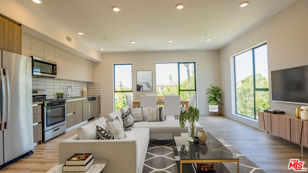 1540 S Hayworth Avenue #301