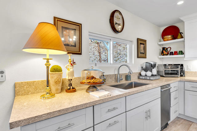 527 Jade Lane, Palm Springs CA: https://media.crmls.org/mediaz/dcede7f4-092e-4183-a2fd-93a1dfa82600.jpg