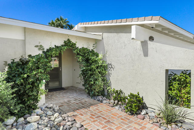 74277 Myrsine Avenue, Palm Desert CA: https://media.crmls.org/mediaz/dcee22c6-28f6-4711-be61-461f06f16f83.jpg
