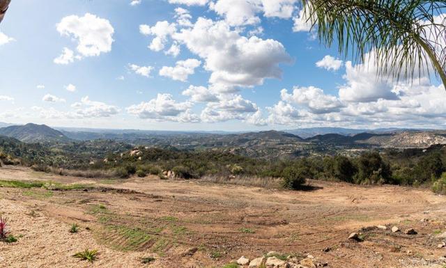 1810 Via Ladera, Fallbrook CA: https://media.crmls.org/mediaz/dcee9bc1-47bf-407f-9c15-b8352aa6f6e1.jpg