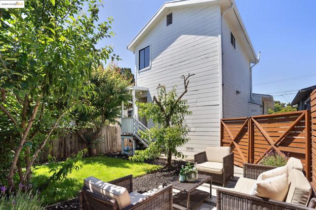 3360 Arizona St, Oakland CA: https://media.crmls.org/mediaz/dcef0cbf-5bf0-4e14-bf0a-8ad0821834d8.jpg