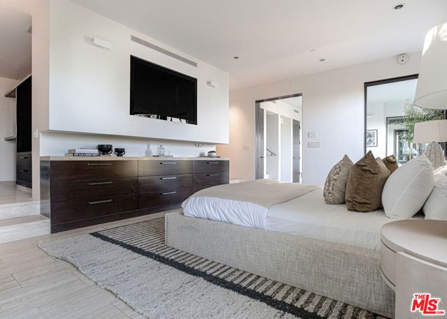 8932 St Ives Drive, Los Angeles CA: https://media.crmls.org/mediaz/dcefa469-1828-4a68-8848-3b013c1c7594.jpg