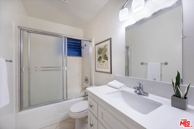 1101 Lincoln Boulevard, Santa Monica CA: https://media.crmls.org/mediaz/dcefe12a-72d5-4749-bc2e-a217475f0812.jpg