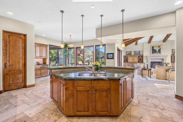 271 Ocean View Ave, Del Mar CA: https://media.crmls.org/mediaz/dceff411-1d20-46e2-a5fe-90850ca650dc.jpg