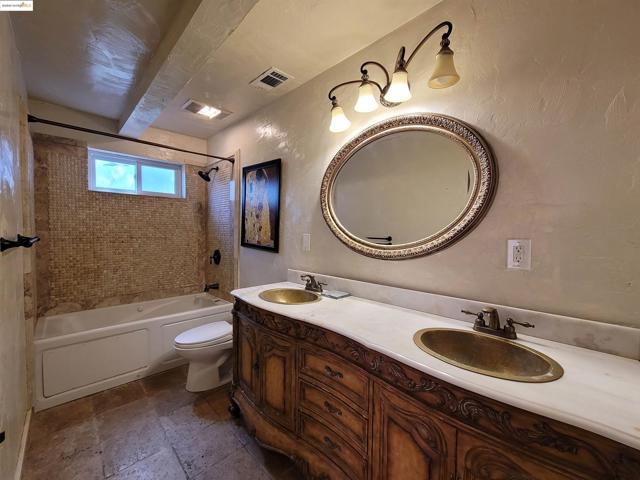 40 Hilldale Ct, Orinda CA: https://media.crmls.org/mediaz/dcf0faae-d21c-4f45-a526-b3fffd474a2c.jpg
