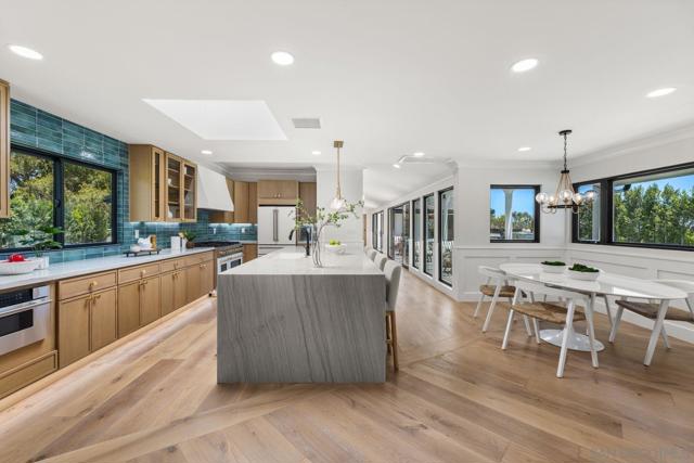 2975 Woodford Drive, La Jolla CA: https://media.crmls.org/mediaz/dcf12e71-8164-4100-9310-ac431858db97.jpg