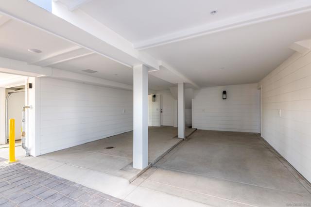 541 Orange Ave, Coronado CA: https://media.crmls.org/mediaz/dcf1f3d6-ea87-48d9-904c-9654c58f621f.jpg