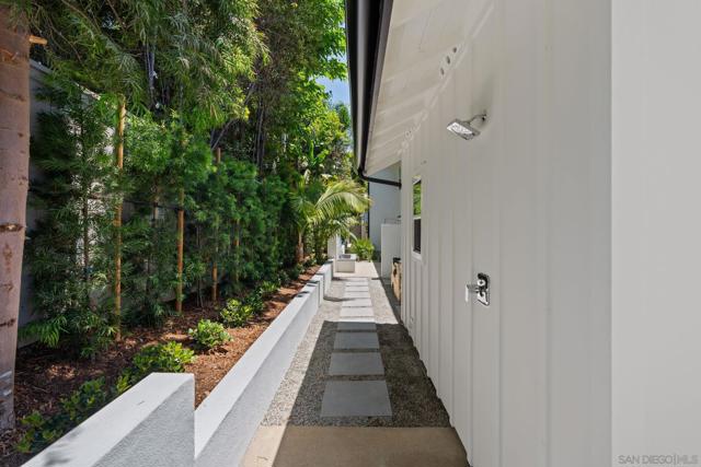 1384 Cynthia Ln, Carlsbad CA: https://media.crmls.org/mediaz/dcf2040e-c12d-4b73-bfc1-4222a62993b1.jpg