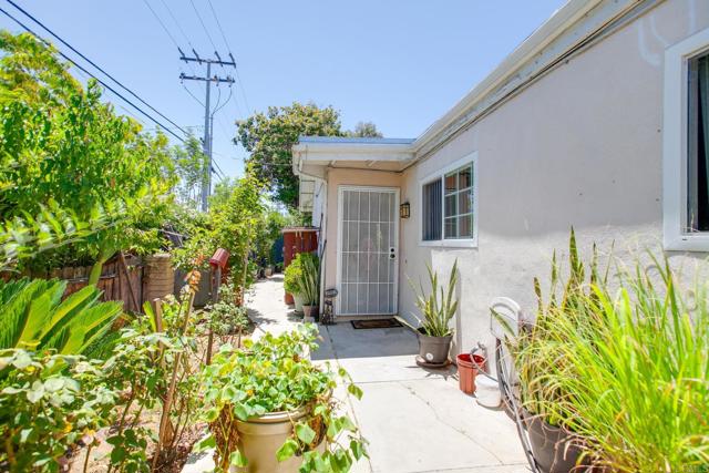 101 CHRISTEN Way, San Marcos CA: https://media.crmls.org/mediaz/dcf4004e-a7d6-4b6a-ab85-f770cd71e9e9.jpg