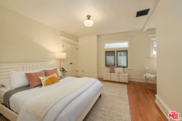21 Park Avenue, Venice CA: https://media.crmls.org/mediaz/dcf6bf33-83a3-4a43-bc13-e612382bf11a.jpg