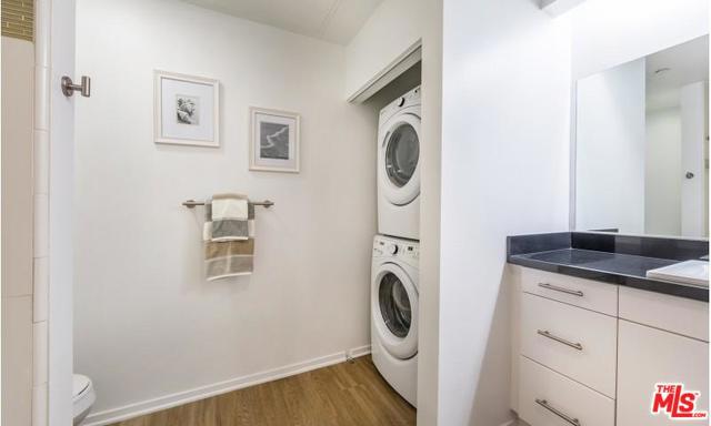 245 PINE Avenue, Long Beach CA: https://media.crmls.org/mediaz/dcf80f0d-939b-4519-8a12-3045ad24f971.jpg