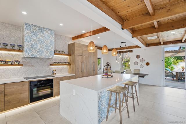 1047 Highland Dr, Del Mar CA: https://media.crmls.org/mediaz/dcf91aab-f19c-4dde-90a2-51a3d5154f50.jpg