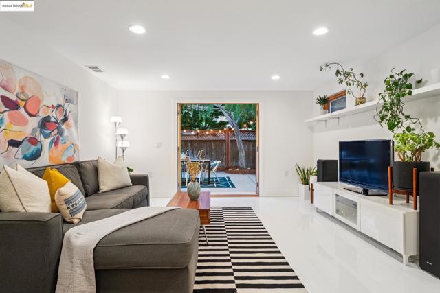 714 Evelyn Ave, Albany CA: https://media.crmls.org/mediaz/dcf93356-84f3-4034-a9c0-e96abd7c517c.jpg