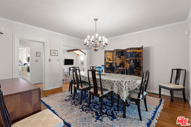 252 S Maple, Beverly Hills CA: https://media.crmls.org/mediaz/dcfa44f6-4168-4286-b928-49106ba27cba.jpg