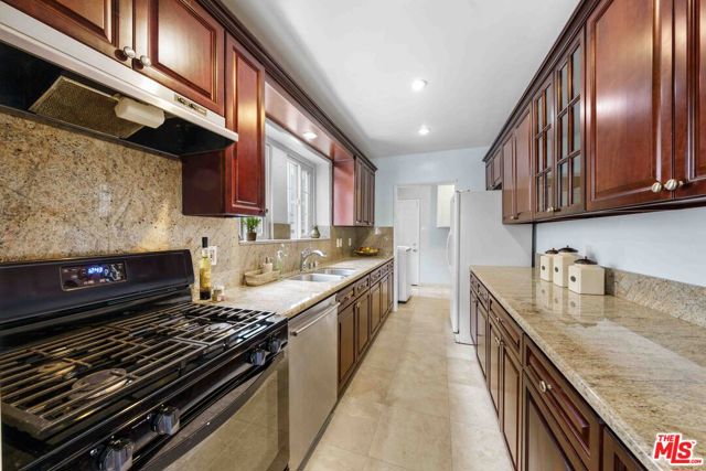 865 S Lucerne Boulevard, Los Angeles CA: https://media.crmls.org/mediaz/dcfa9ce0-114a-4a9b-b1fe-af561875c536.jpg