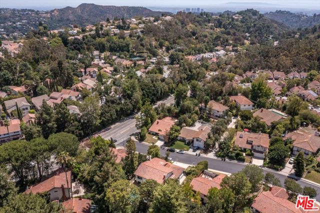 10411 Windtree Drive, Bel Air CA: https://media.crmls.org/mediaz/dcfae749-163b-4145-9c18-6f8d0191776a.jpg