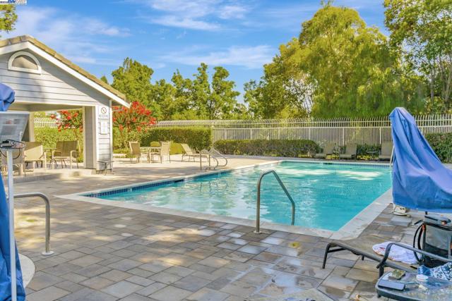 385 Kensington Cmn, Livermore CA: https://media.crmls.org/mediaz/dcfbf302-879d-43f1-9f32-0e7bae546e15.jpg